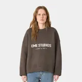 Sweater de punto color marrón oscuro, de manga larga y corte oversize, con cuello redondo y el logotipo de la marca estampado en el pecho en tono claro.
