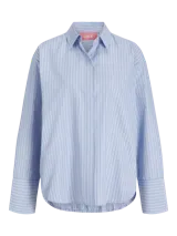 Camisa de popelín blanca de manga larga con cuello clásico y cierre frontal de botones ocultos, de ajuste relajado y puños anchos.