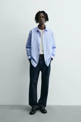 Camisa slim fit de algodón color celeste, con cuello italiano, manga larga y puños con botón. Cierre frontal de botonadura.