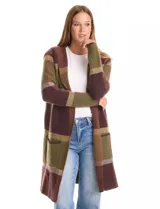 Cardigan abierto de punto con capucha integrada, diseño de cuadros en tonos verde y marrón, manga larga con hombros caídos y dos bolsillos frontales.