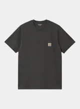 Remera de manga corta Carhartt WIP color negro, de corte clásico y ajuste cómodo, con cuello redondo y un bolsillo aplicado en el pecho que incluye etiqueta con el logo de la marca.