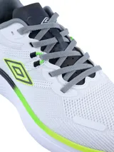 Championes deportivos Umbro modelo Invictus, color negro con suela blanca. Presentan un diseño de malla transpirable, cierre con cordones y el logo de la marca en el lateral.