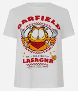 Remera de algodón blanco con cuello redondo y manga corta. Presenta un estampado frontal del personaje Garfield con cubiertos y los textos 'Garfield' y 'Lasagna' en color rojo.