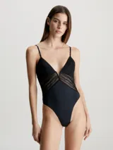 Body negro confeccionado en microfibra y encaje transparente, con escote en V profundo, tirantes ajustables y diseño de colaless.