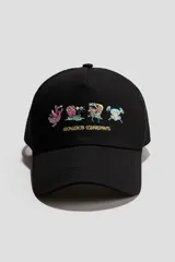 Gorra trucker negra con frente de sarga de algodón y malla en los laterales y la parte trasera. Presenta un bordado frontal con personajes distorsionados de Bob Esponja y el texto 'SpongeBob SquarePants'.