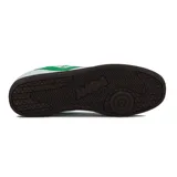 Championes urbanos Pony modelo Moma, de color blanco con detalles en verde y suela de goma marrón. Presentan puntera de gamuza gris y el logo de la marca en el lateral.