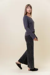 Remera básica de manga larga en color blanco, confeccionada en tela gruesa con elastano. Presenta un diseño liso con escote redondo y un calce cómodo que se adapta al cuerpo sin ajustar.