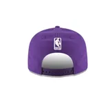 Gorro New Era color violeta con el logo de Los Angeles Lakers bordado en el frente y el logo de New Era en el lateral. Gorra de visera plana.