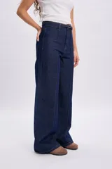 Pantalon de jean ancho azul oscuro con alforzas frontales y diseño de tiro alto.