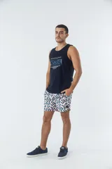 Short de baño azul marino con estampado de hojas de palmera color salmón.