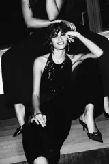 Top de cuello halter confeccionado en terciopelo con aplicación de lentejuelas brillantes que forman un patrón de rayas horizontales. Presenta espalda descubierta y cierre en el cuello.