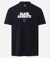 Remera negra de algodón con estampa frontal del logo de la banda de heavy metal Black Sabbath en color blanco.