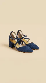 Zapato de tacón ancho de 5 cm, confeccionado en tela de tapicería color azul, con diseño de tiras cruzadas en diagonal y escote en V. Cuenta con cierre de hebilla en el tobillo y punta fina.