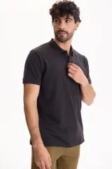 Chomba de piqué color blanco, con cuello polo y cierre frontal con tres botones.