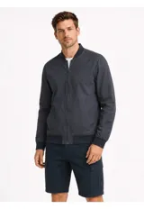 Campera bomber de microfibra color azul marino con cierre frontal completo, bolsillos laterales ribeteados y puños, cuello y dobladillo de tejido elástico acanalado.