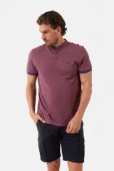 Remera blanca de manga corta con cuello mao y cierre frontal parcial con botones. Presenta detalles en color gris azulado en el cuello y en los bordes de las mangas.