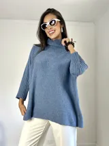 Poleron de punto color beige, con cuello alto y mangas tres cuartos con puños acanalados. Diseño holgado y oversized.