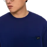 Remera azul con bolsillo en el pecho y logo de la marca Etinies en etiqueta sobre el bolsillo.