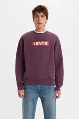 Buzo de cuello redondo color violeta, con corte holgado y estampado del logo de la marca en un recuadro rojo en el pecho.