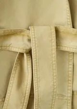 Parka oversize de algodón color verde militar, con cuello en pico, solapas con muesca, manga larga, bolsillos delanteros con solapa y cinturón ajustable del mismo tejido.