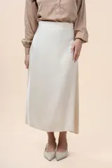 Falda midi de tiro alto color beige, de corte recto y caída fluida.