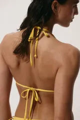 Top de bikini forrado de color amarillo, con copas triangulares y relleno extraíble, tiras ajustables para atar en el cuello y la espalda.