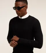 Suéter masculino de cuello redondo y manga larga, confeccionado en tejido de malla con textura de cuadros grid. Presenta un diseño minimalista y versátil, ideal para diversas ocasiones.