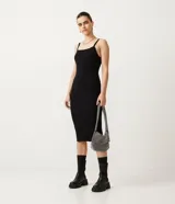 Vestido negro de punto acanalado, corte midi ajustado al cuerpo, con escote cuadrado y tirantes finos.
