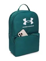 Mochila Under Armour Essential color verde petróleo con logo de la marca estampado en blanco en la parte frontal. Cuenta con compartimento principal con cierre, bolsillo frontal con cremallera y asa superior.