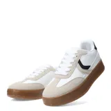 Championes urbanos de mujer con diseño de plataforma, color blanco con suela de goma color caramelo y detalle de estampado animal print en el talón.