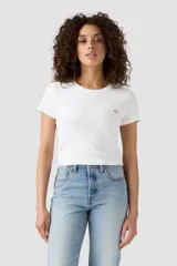 Remera corta blanca de manga corta, con cuello redondo y logo de Levi's bordado en rojo en el pecho.