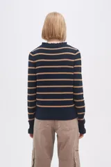 Sweater de tejido de punto con diseño de rayas horizontales en blanco y negro, manga larga y cuello mao con detalle de volados.