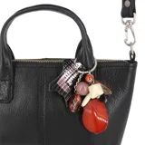 Cartera mini tote de cuero marrón, con diseño compacto y líneas modernas. Cuenta con doble asa de mano, correa larga regulable y extraíble, cierre superior y un dije decorativo con cuentas de colores.