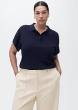 Pantalón de tiro medio con diseño recto y largo, confeccionado en mezcla de viscosa y poliéster. Cuenta con trabillas, dos bolsillos laterales y cierre oculto con botón, gancho y cremallera.