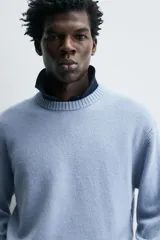 Jersey de punto de cashmere con corte regular, cuello redondo y manga larga. Presenta acabados en rib en cuello, puños y ruedo.