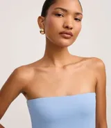 Top strapless (sin breteles) de color celeste claro, ajustado al cuerpo.