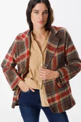 Blazer de corte recto con estampado de cuadros en tonos marrones, beige y rojos. Presenta solapas clásicas, cierre frontal con un botón y bolsillos laterales con solapa.