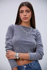 Remera gris de manga larga, con cuello redondo y diseño acanalado.