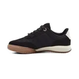 Championes deportivos Via Marte modelo Aubrey, color negro con detalles en blanco y suela de goma marrón.