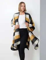 Ruana de tejido soft, marca Barrington, con diseño a cuadros grandes en tonos mostaza, gris oscuro y blanco. Presenta terminación en zig zag con lana en los bordes.