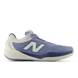 Championes de tenis New Balance 996 V6, diseñados para ofrecer velocidad, resistencia y flexibilidad en la cancha. Color lila con detalles en blanco y suela color crema.