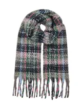 Bufanda tejida de textura suave con diseño de cuadros escoceses en tonos verdes, grises, negros y detalles en rosa y celeste. Presenta flecos en los extremos.