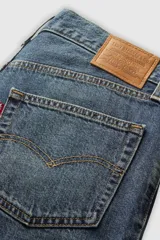 Short de jean estilo bermuda, tiro medio y corte holgado con efecto deslavado.