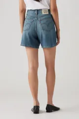 Short de jean celeste de tiro alto, corte holgado y largo a la rodilla.