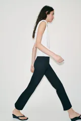 Pantalón de tiro medio con cintura elástica y corte mini flare, acabado en evasé. Cuenta con cierre lateral con cremallera oculta en la costura.