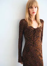 Vestido largo de viscosa con estampado animal print de leopardo, cuello en V con lazo ajustable, mangas largas y forro interior.