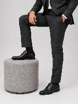 Zapatos de vestir acordonados para hombre, fabricados en 100% cuero vacuno negro con acabado brillante y diseño de puntera distinguida.