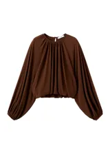 Blusa de color marrón chocolate con cuello redondo, diseño fruncido en la parte superior y mangas largas abullonadas con puños elásticos.