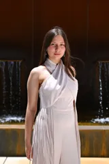 Mono largo azul con escote halter cruzado y detalle de flecos en los laterales.