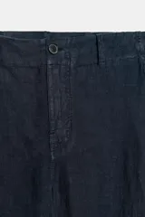 Pantalón de lino azul marino de tiro medio, corte barrel con pierna ancha y silueta abombada. Cuenta con bolsillos laterales ocultos, trabillas en la cintura y cierre frontal con cremallera y botón.